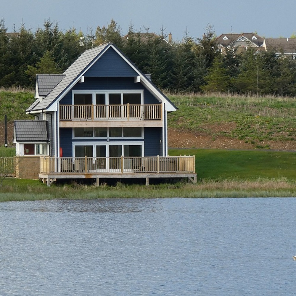 Lochside accommodation at Piperdam Golf and Leisure Resort