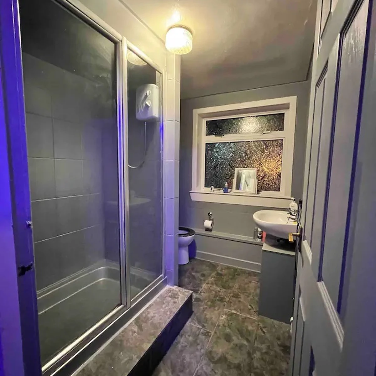 Shared shower room at Tillicoultry Room Rentals