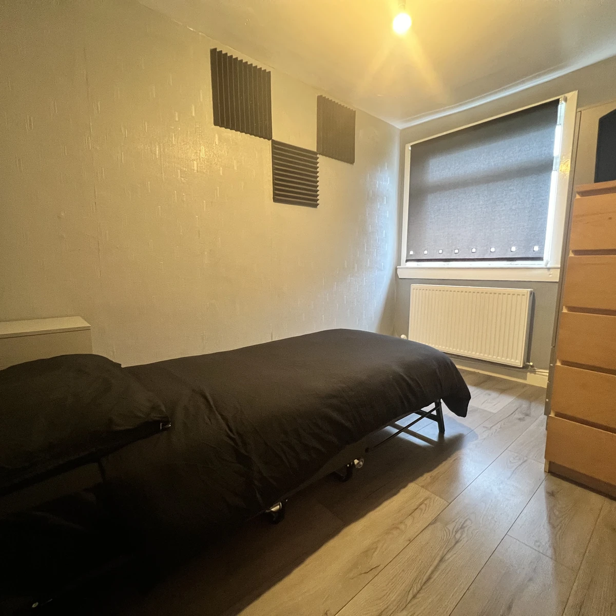 Furnished double bedroom in Room 1 at Tillicoultry Room Rentals